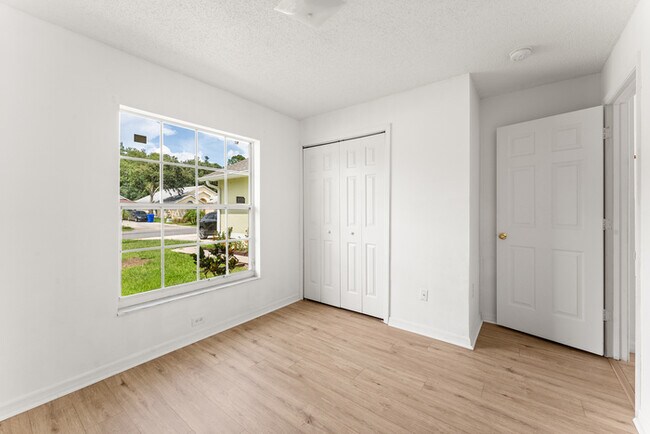 Building Photo - 3 bed with Solar heating Private Pool