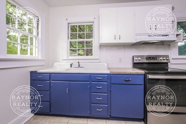 Building Photo - 206 Layton St