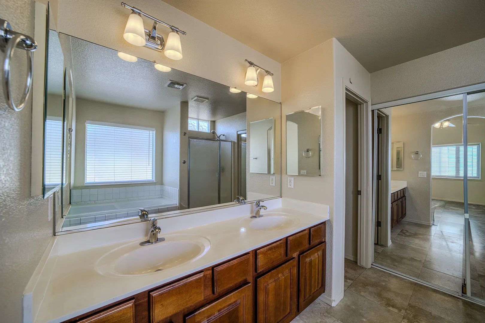 Building Photo - 1009 Heritage Dr