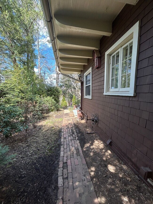 Building Photo - North AVL -  Renovated Arts & Crafts Cottage