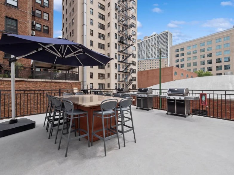 Building Photo - 2913 N Sheridan Rd