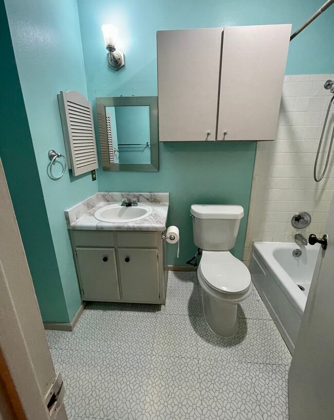 Building Photo - 1051 Country Club Dr