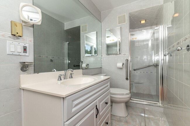 Building Photo - 1800 Lark Ln