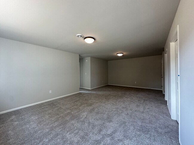 Building Photo - 4-Bedroom, 2-Bathroom Twin Home in South Fargo!