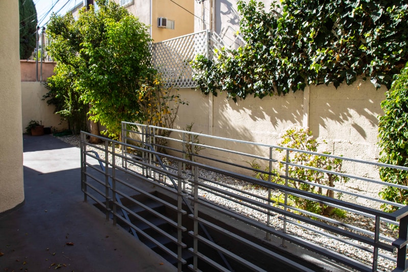 Building Photo - 627 N Sweetzer Ave