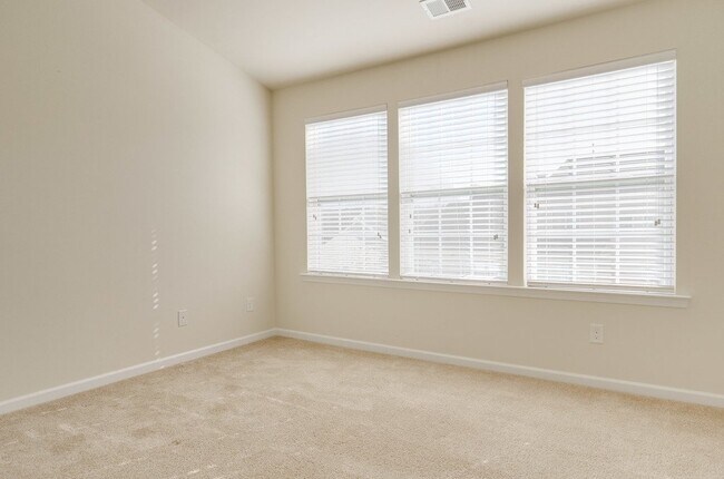 Building Photo - "Charming 3-Bedroom Home with 2 Full Baths in Beautiful Belmont!"