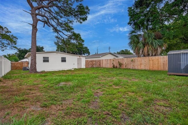 Building Photo - 7508 N Thatcher Ave
