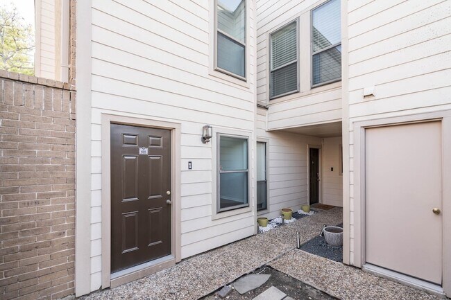 Building Photo - 2277 S Kirkwood Rd