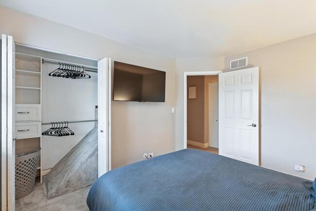 Building Photo - 2621 Wingate Ct
