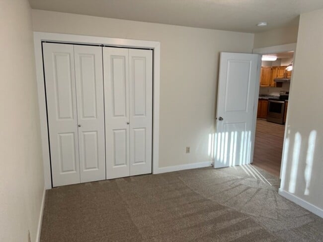 Building Photo - 2 Bedroom Condo!