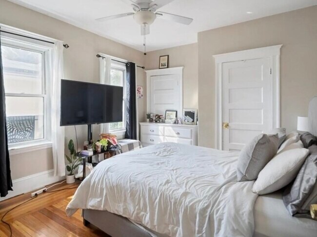 Building Photo - 44 Greenleaf Ave