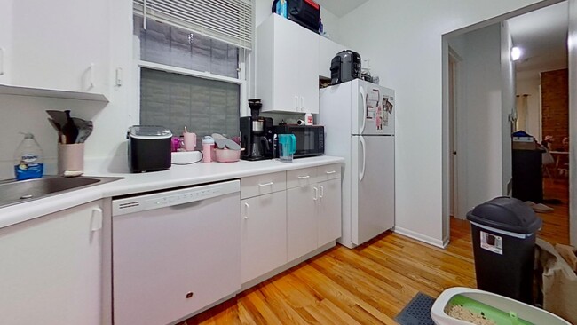 Building Photo - Raised First Floor East Lakeview One Bedroom