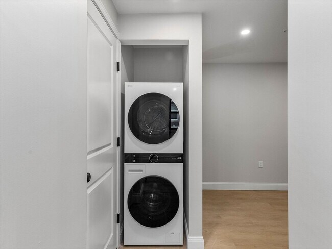 Building Photo - 4 Hull St