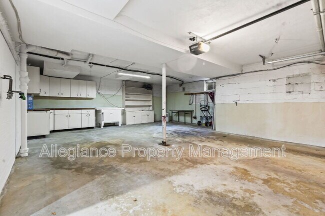 Building Photo - 3548 N Valley St