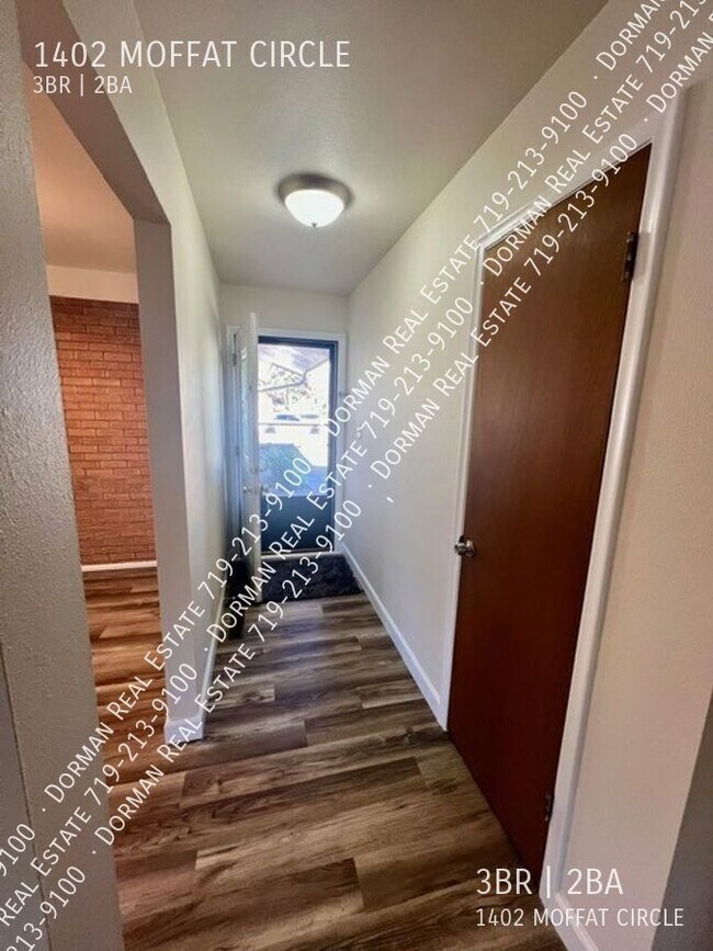 Building Photo - 1402 Moffat Cir