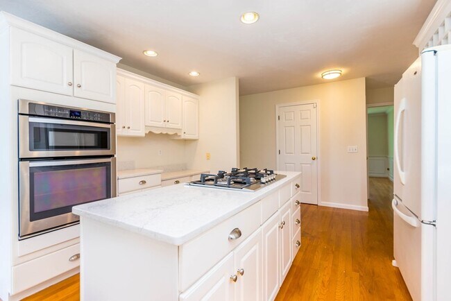 Building Photo - 24 Longshank Cir