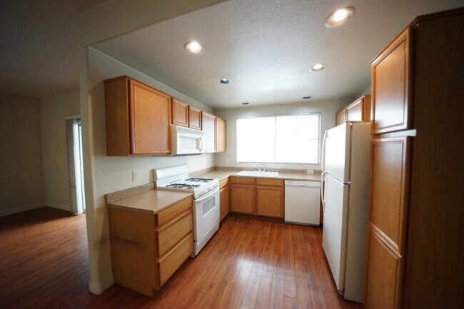 Building Photo - SHOWINGS AVAILABLE NOW