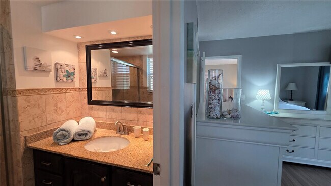 Building Photo - 2801 Somerset Dr