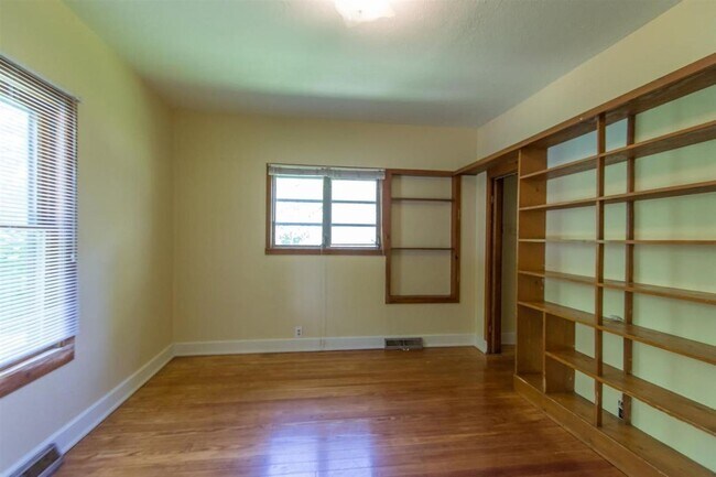 Building Photo - 3 bedroom, 1 bath Home: Available August 2026!