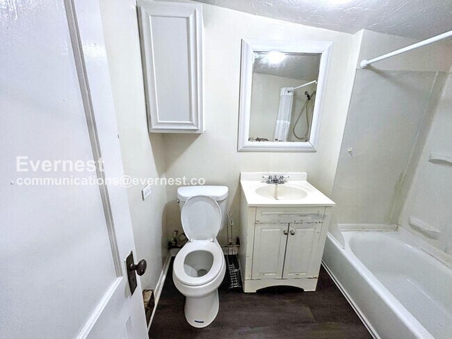 Building Photo - 110 1/2 W Cheyenne Rd