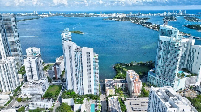 Primary Photo - 2020 N Bayshore Dr