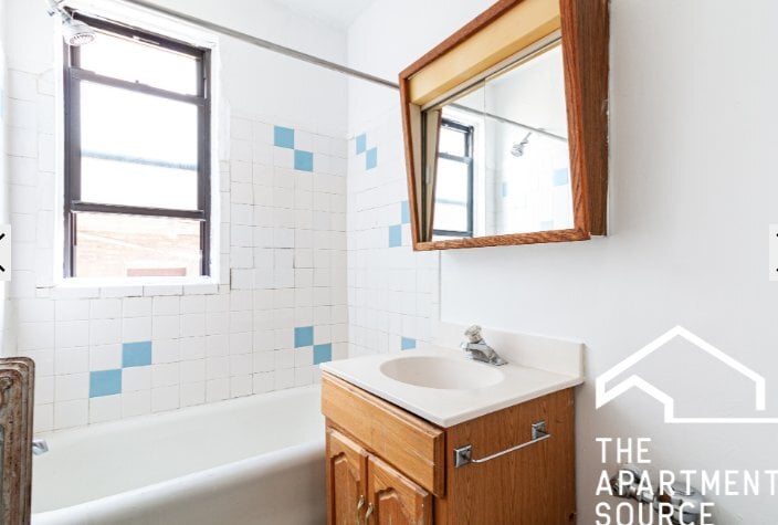 Building Photo - 711 W Belmont Ave