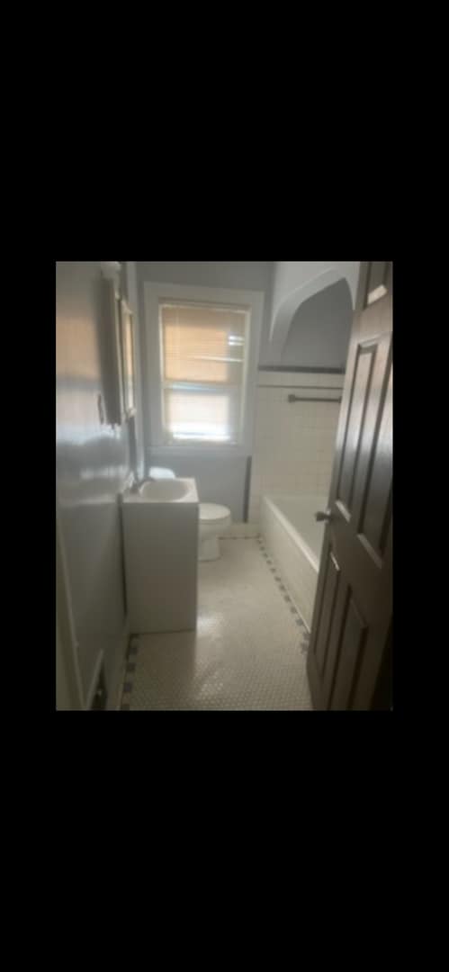 Building Photo - 2 bedroom/ 1 bathroom Upper Unit Flat