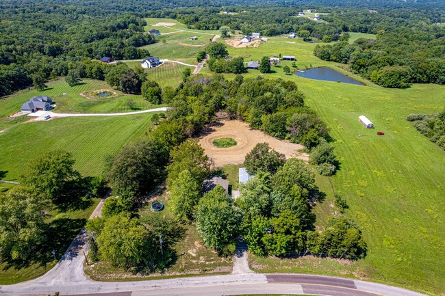 Building Photo - 5 Bedroom House in the Country!