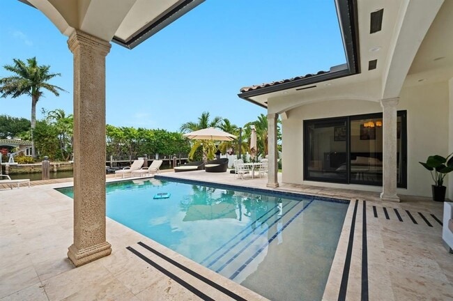 Building Photo - 2437 Castilla Isle