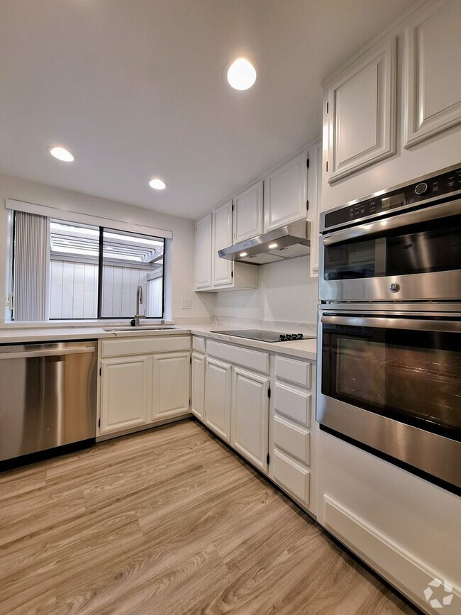 Building Photo - Remodeled 3bd 3-Story Townhouse With Attac...