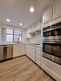 Building Photo - Remodeled 3bd 3-Story Townhouse With Attac...