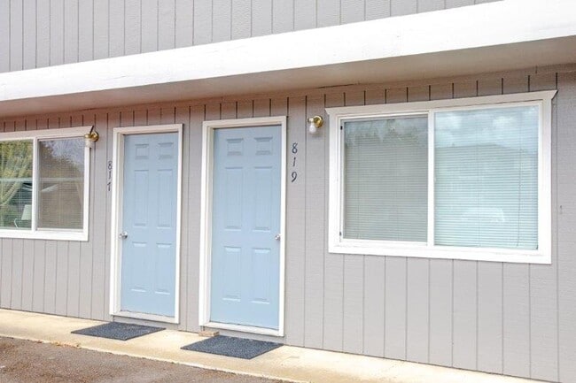 Primary Photo - Corvallis Triplex