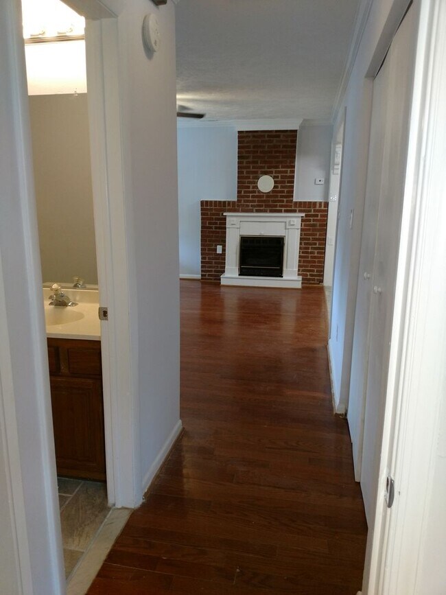 Building Photo - 3 Bedroom 3 Bathroom House in Town of Fron...