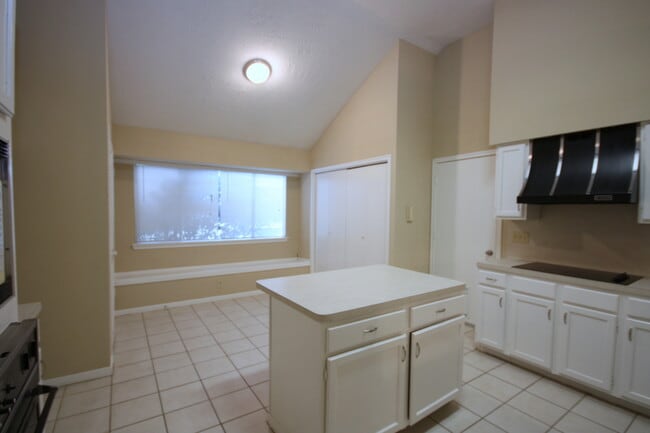 Building Photo - 15863 Meadow Village Dr