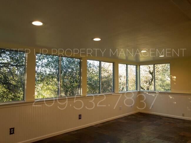 Building Photo - Outstanding 3 Bed 2 Bath near Downtown Son...