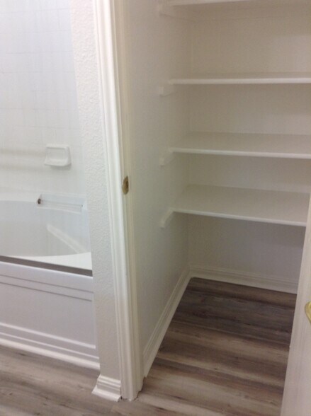 Master bathroom - 5605 Bentsen Ln