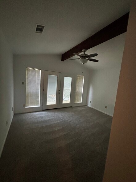 Building Photo - 6611 Hart Ln