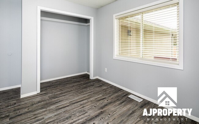 Building Photo - 4 Bedroom 2 bathroom near Memorial middle ...