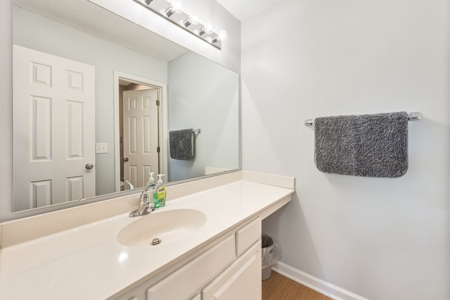 Building Photo - 568 Pinehurst Ln