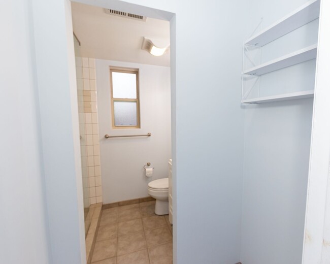 Building Photo - Updated one bed/one bath E Cap Condo, in-u...