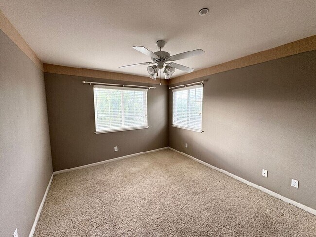 Building Photo - STUNNING & SPACIOUS 4 BEDROOM HOME IN LIVE...