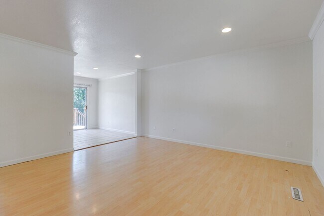 Building Photo - 4 bedroom house close to CSU