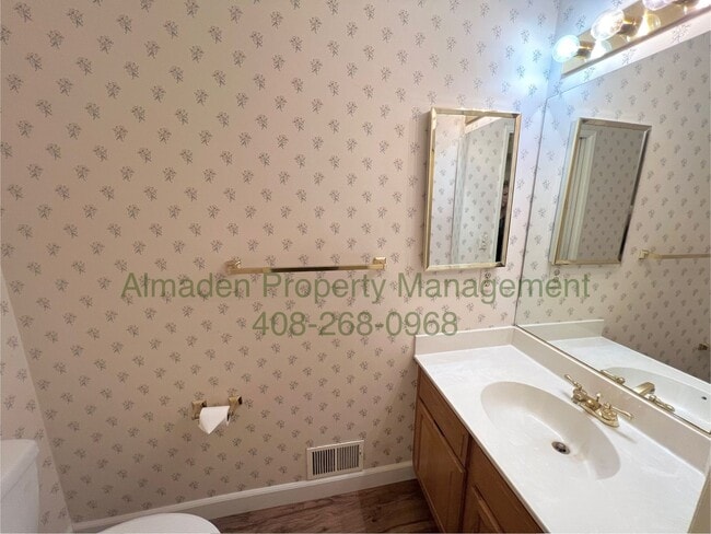 Building Photo - Almaden Townhome in Great Location! Pets N...