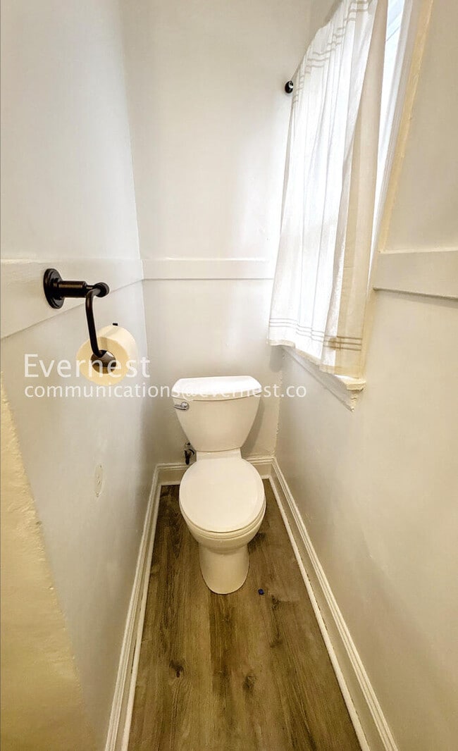 Building Photo - 605 E Santa Inez Ave