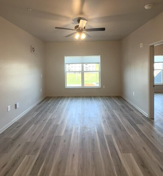 3 Bedroom, 2 Bathroom - Platform Douglas