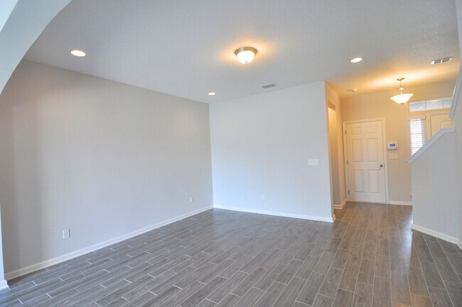 Building Photo - LIKE NEW OAKLEAF TOWNHOME!