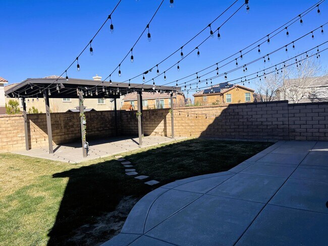 Building Photo - 37701 Tamarind Ct
