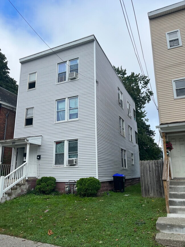 Primary Photo - 207 Winnikee Ave