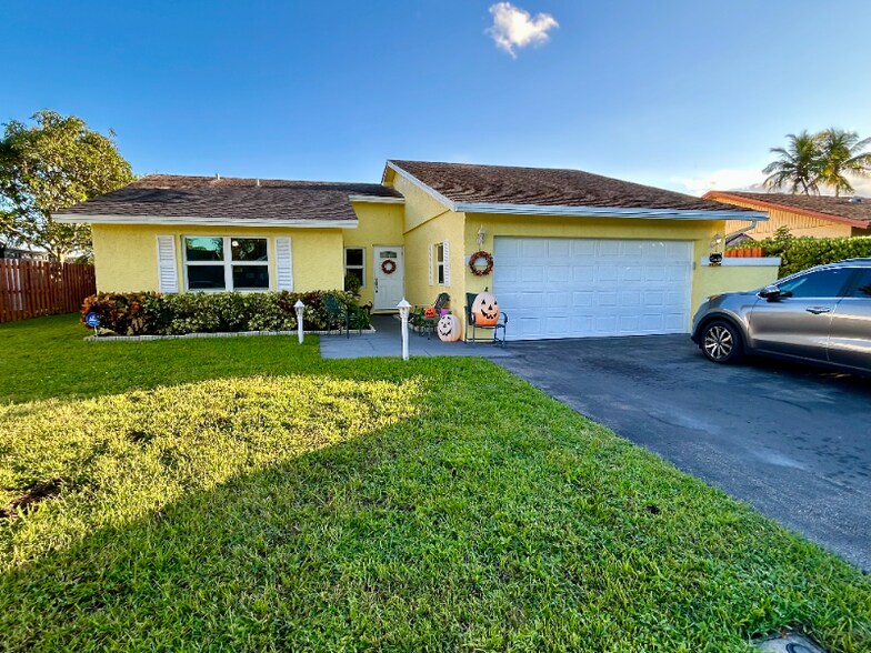 Building Photo - 9512 Saddlebrook Dr