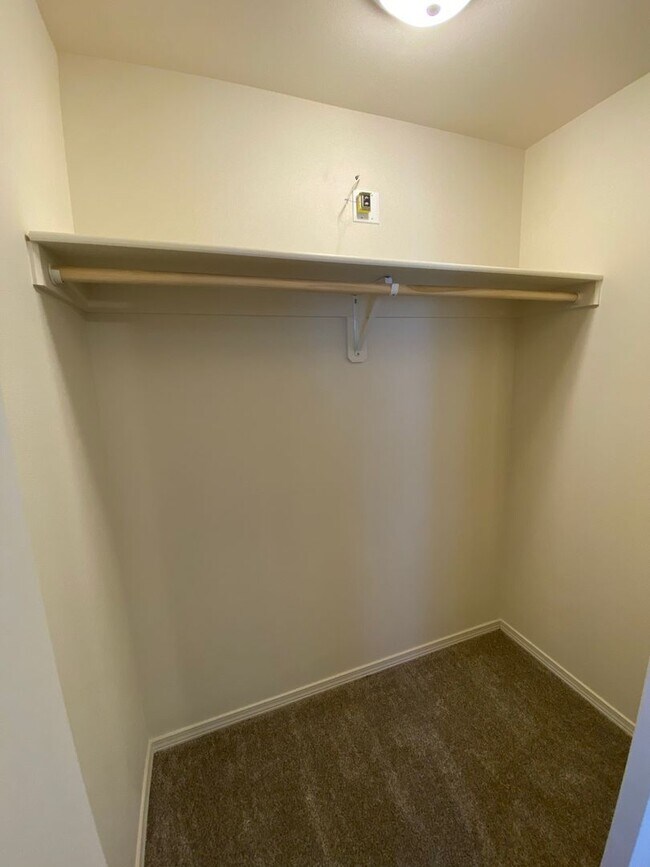 Building Photo - 5880gr